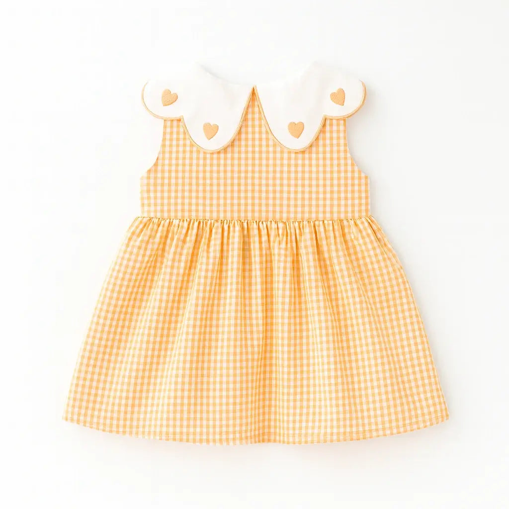 Costas do vestido infantil xadrez laranja, sem mangas, gola branca com corações e saia franzida.