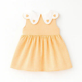 Costas do vestido infantil xadrez laranja, sem mangas, gola branca com corações e saia franzida.