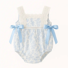 body infantil floral azul com renda e laços laterais, tecido leve em algodão, foto em fundo branco – Baby Hello