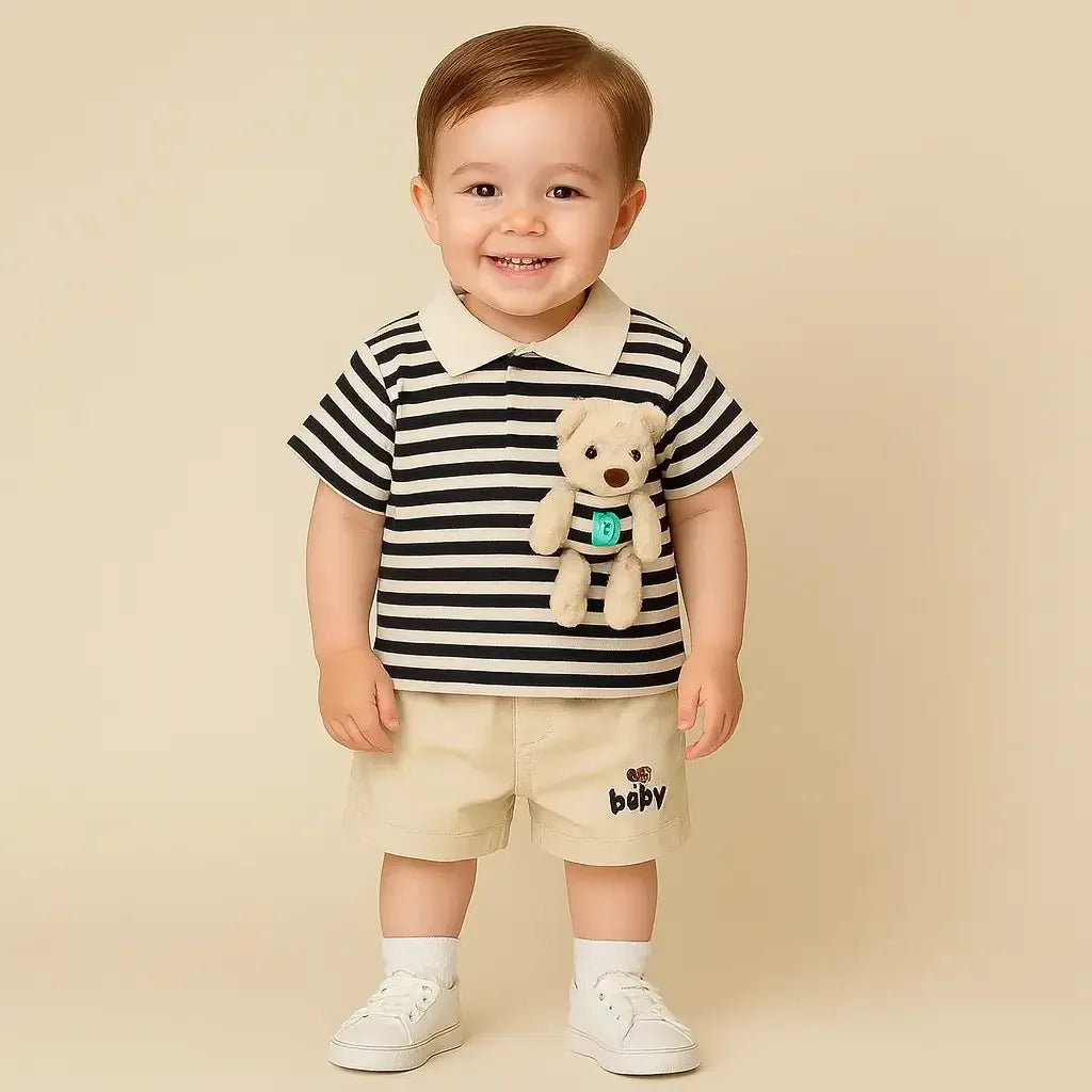 bebe vestindo conjunto infantil com listras preta  manga curta com detalhe em urso e bermuda bege